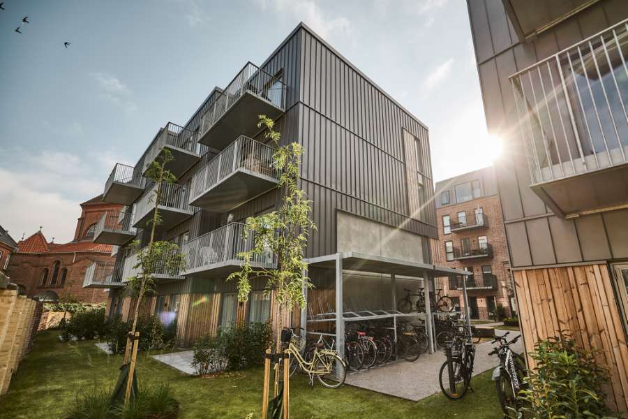 Stålprofiler og træ forenes på facaden af moderne boliger i Aalborg, Badehusvej 1, 9000 Aalborg